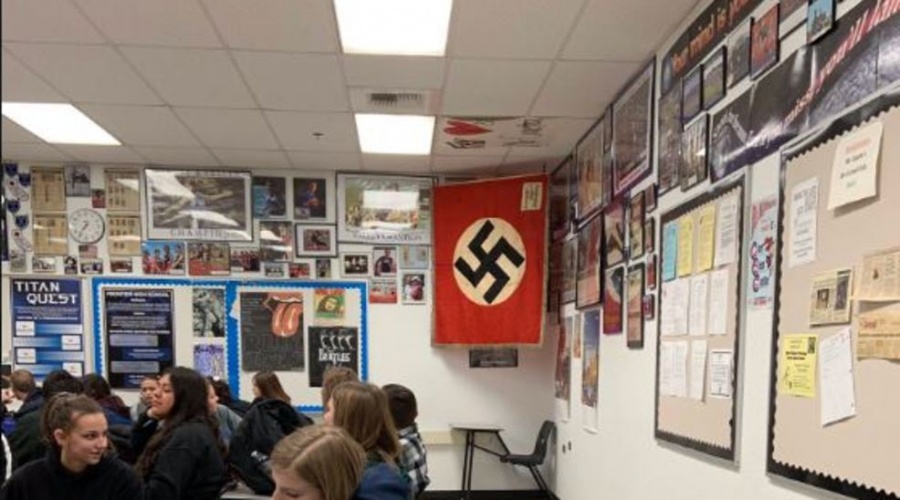 Учитель истории повесил в классе нацистский флаг